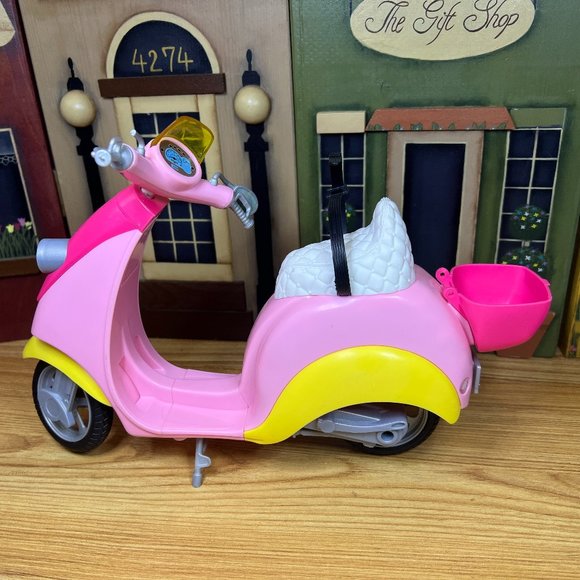 2011 Barbie Scooter Moped Vespa Motorbike - Picture 1 of 9